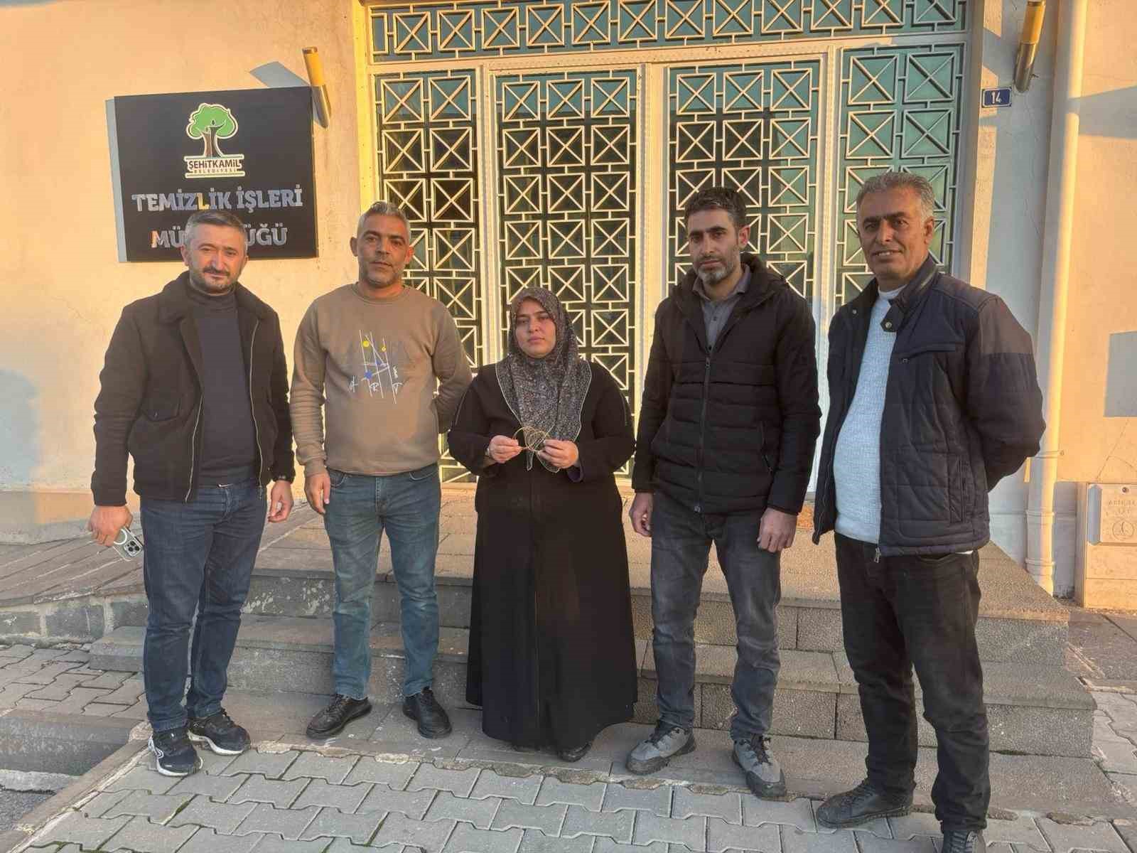 Düşürdüğü 40 gram altın 40 tonluk çöplükte bulundu, gözyaşlarına hakim olamadı 6 dusurdugu 40 gram altin 40 tonluk coplukte bulundu gozyaslarina hakim olamadi 2 1nGDqQWV