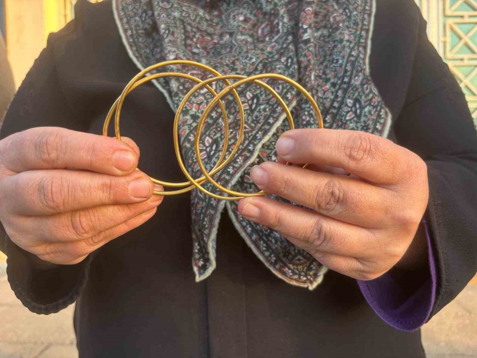 Düşürdüğü 40 gram altın 40 tonluk çöplükte bulundu, gözyaşlarına hakim olamadı 7 dusurdugu 40 gram altin 40 tonluk coplukte bulundu gozyaslarina hakim olamadi 3 4bKTNkjv