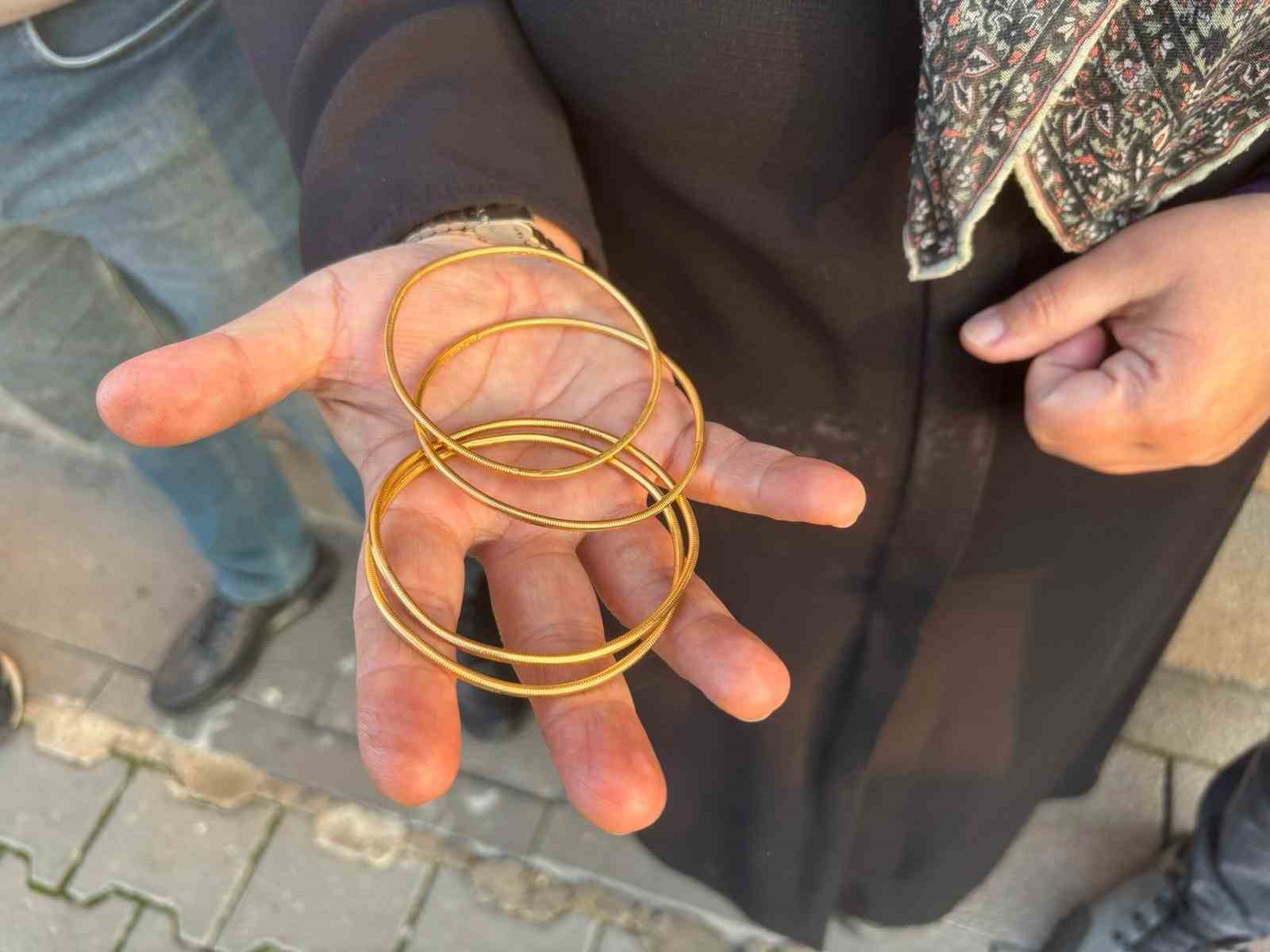 Düşürdüğü 40 gram altın 40 tonluk çöplükte bulundu, gözyaşlarına hakim olamadı 8 dusurdugu 40 gram altin 40 tonluk coplukte bulundu gozyaslarina hakim olamadi 4