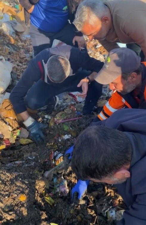 Düşürdüğü 40 gram altın 40 tonluk çöplükte bulundu, gözyaşlarına hakim olamadı 10 dusurdugu 40 gram altin 40 tonluk coplukte bulundu gozyaslarina hakim olamadi 6