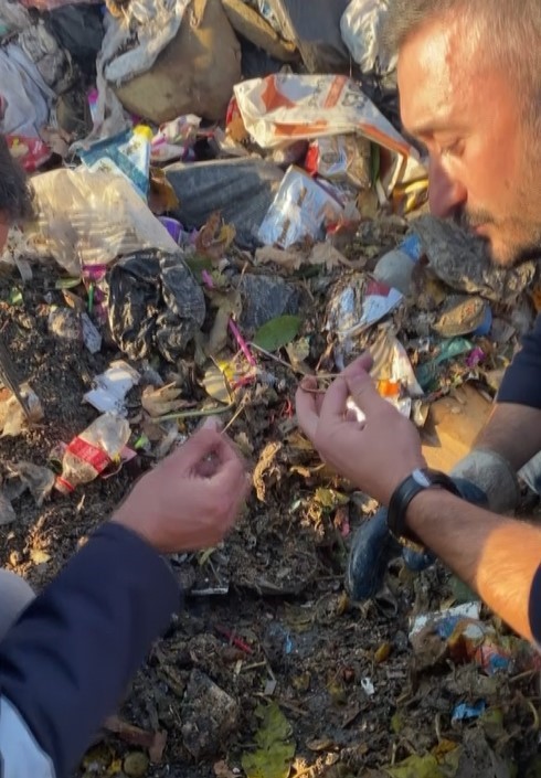 Düşürdüğü 40 gram altın 40 tonluk çöplükte bulundu, gözyaşlarına hakim olamadı 11 dusurdugu 40 gram altin 40 tonluk coplukte bulundu gozyaslarina hakim olamadi 7 erPztcEK