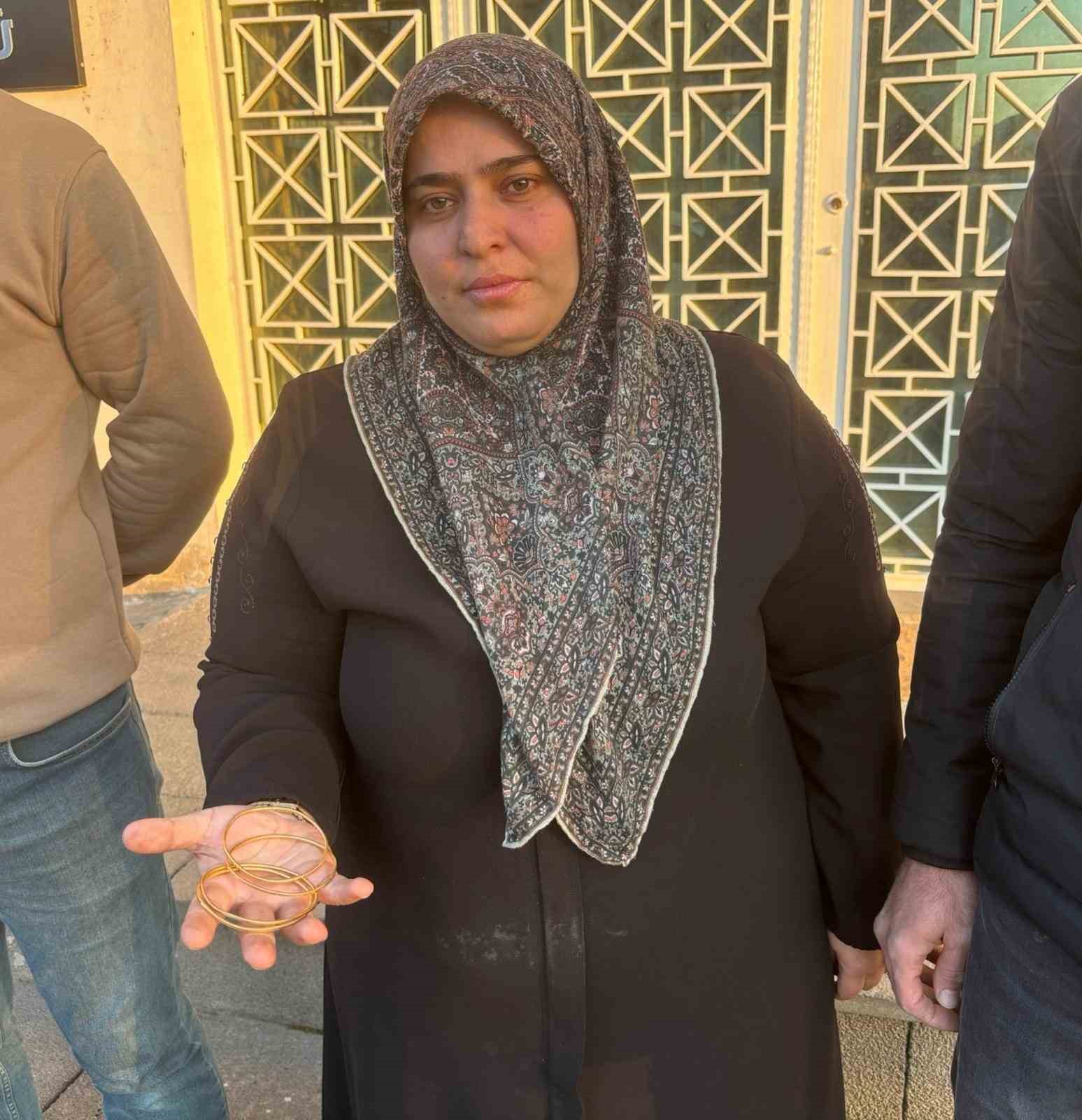Düşürdüğü 40 gram altın 40 tonluk çöplükte bulundu, gözyaşlarına hakim olamadı 12 dusurdugu 40 gram altin 40 tonluk coplukte bulundu gozyaslarina hakim olamadi 8 hf98YVJ8
