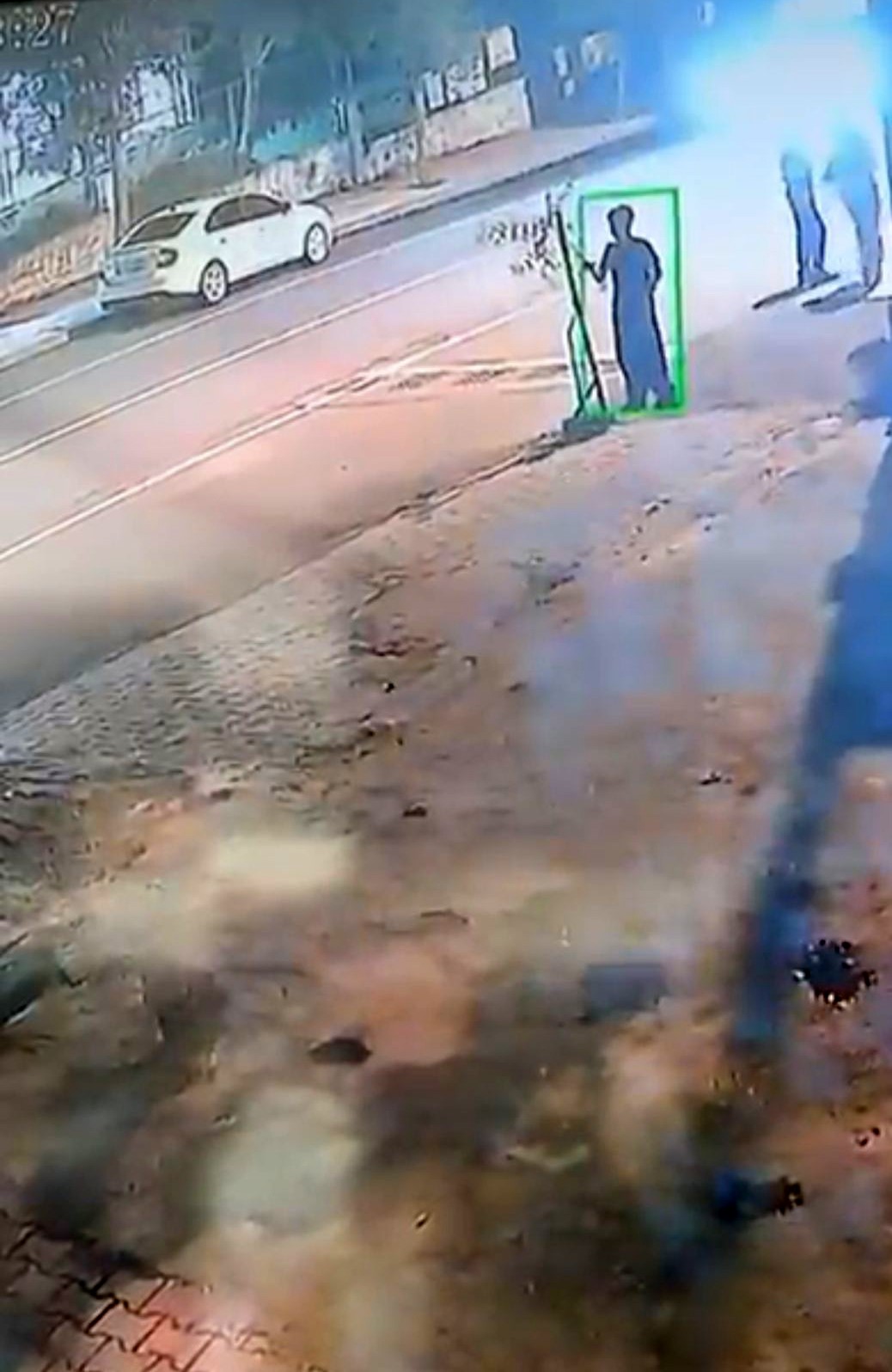 dut agacinin taze dalini kirmakla yetinmeyip donup yemeye basladi 1 2aeGZmH3