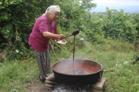 Sokaklarda kağıt toplayarak okuttuğu kızı, üniversiteyi birincilikle bitirdi 1 thumbnail