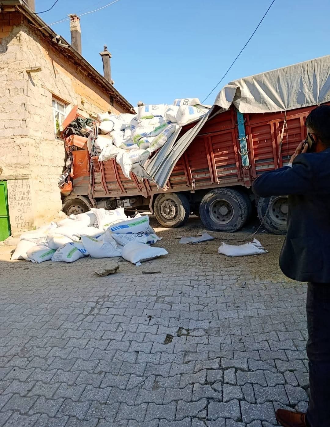 duvara carpan kamyonun surucusu hava ambulansiyla hastaneye yetistirildi 1 feZA2wbw
