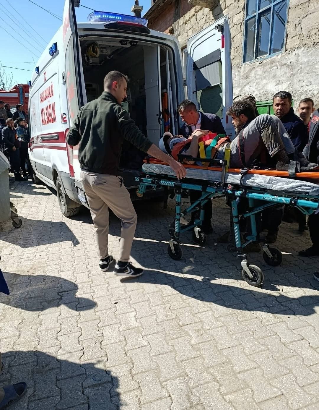 duvara carpan kamyonun surucusu hava ambulansiyla hastaneye yetistirildi 2 rlYKUMU3