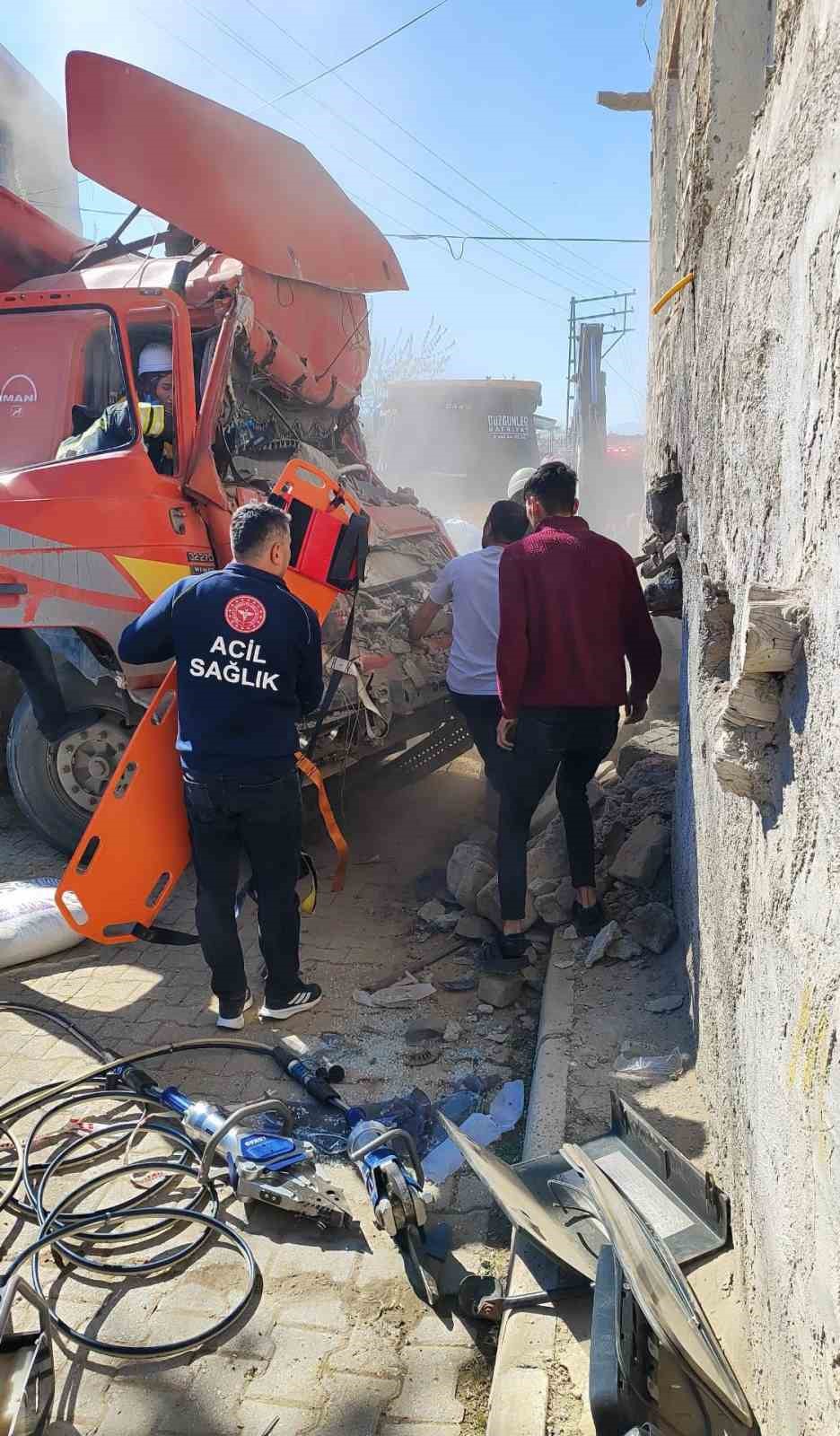 duvara carpan kamyonun surucusu hava ambulansiyla hastaneye yetistirildi 3 zMU83q7t