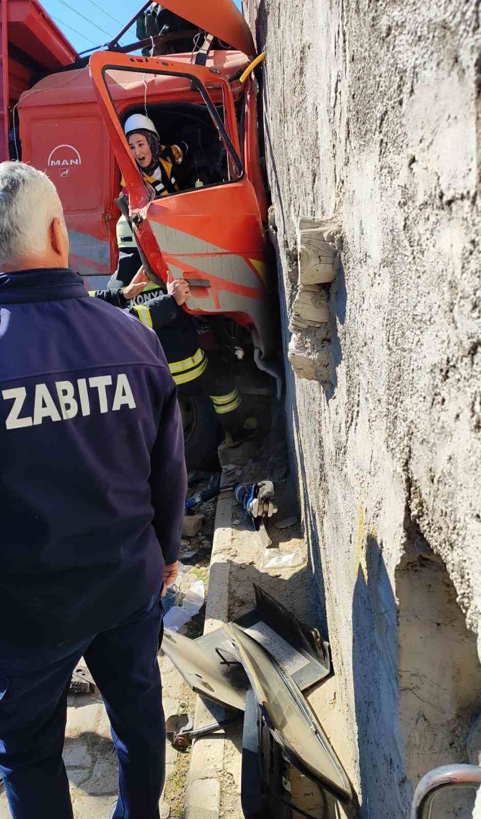 duvara carpan kamyonun surucusu hava ambulansiyla hastaneye yetistirildi 4 TNsVRRwz