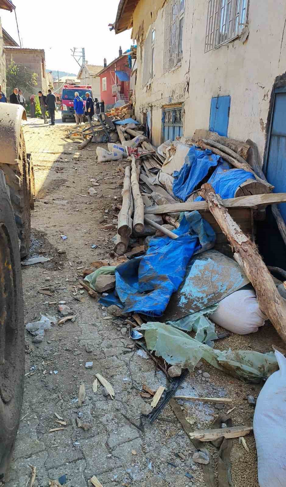 duvara carpan kamyonun surucusu hava ambulansiyla hastaneye yetistirildi 5