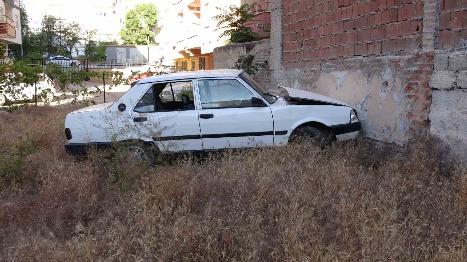 Duvara çarpan otomobilin sürücüsü kayıplara karıştı 4 duvara carpan otomobilin surucusu kayiplara karisti 0 w5QVIhRX