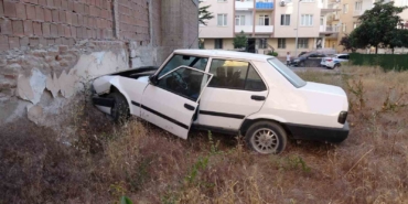 duvara-carpan-otomobilin-surucusu-kayiplara-karisti-HKBU23NR.jpg
