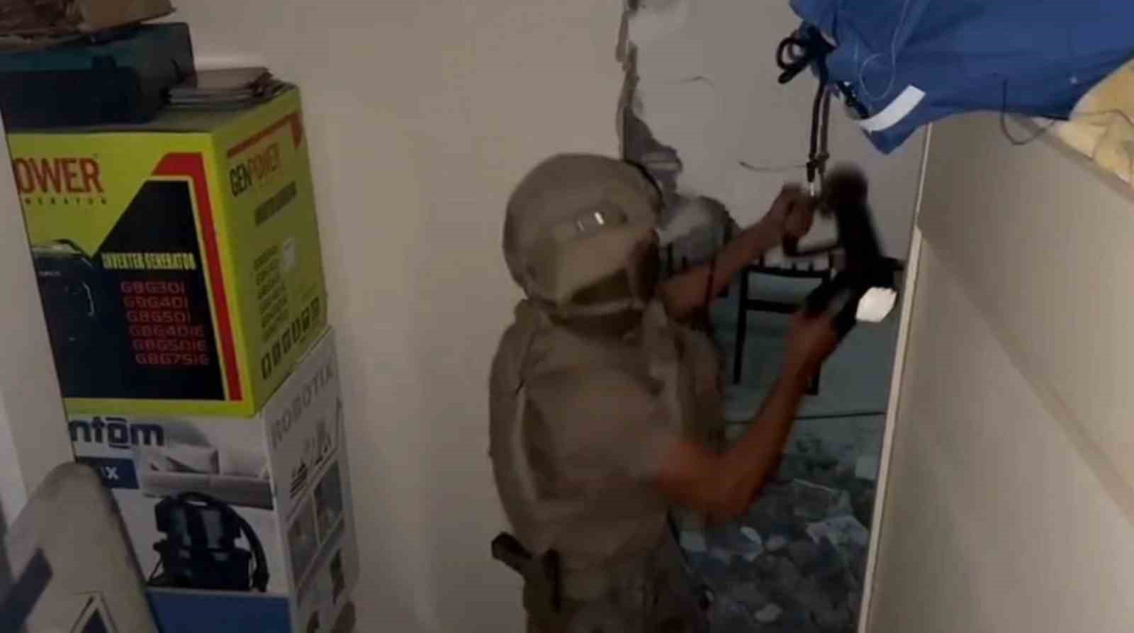 Duvarla örülen gizli bölmedeki dolaptan aranması bulunan 2 şahıs çıktı 5 duvarla orulen gizli bolmedeki dolaptan aranmasi bulunan 2 sahis cikti 1