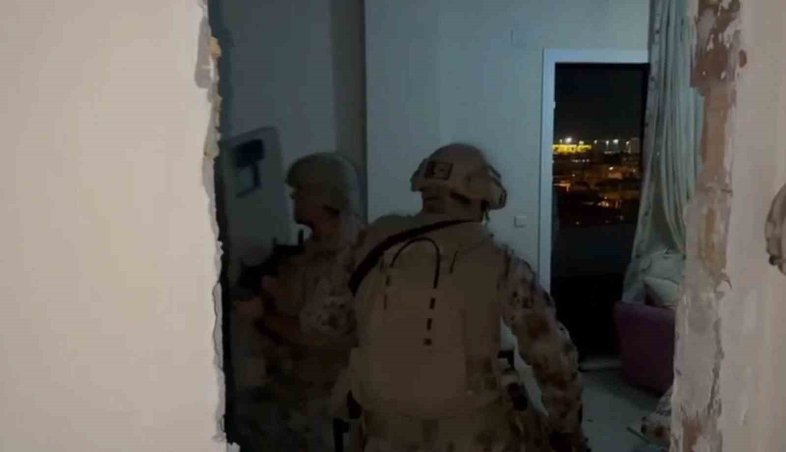 Duvarla örülen gizli bölmedeki dolaptan aranması bulunan 2 şahıs çıktı 6 duvarla orulen gizli bolmedeki dolaptan aranmasi bulunan 2 sahis cikti 2 pZqHVi9W