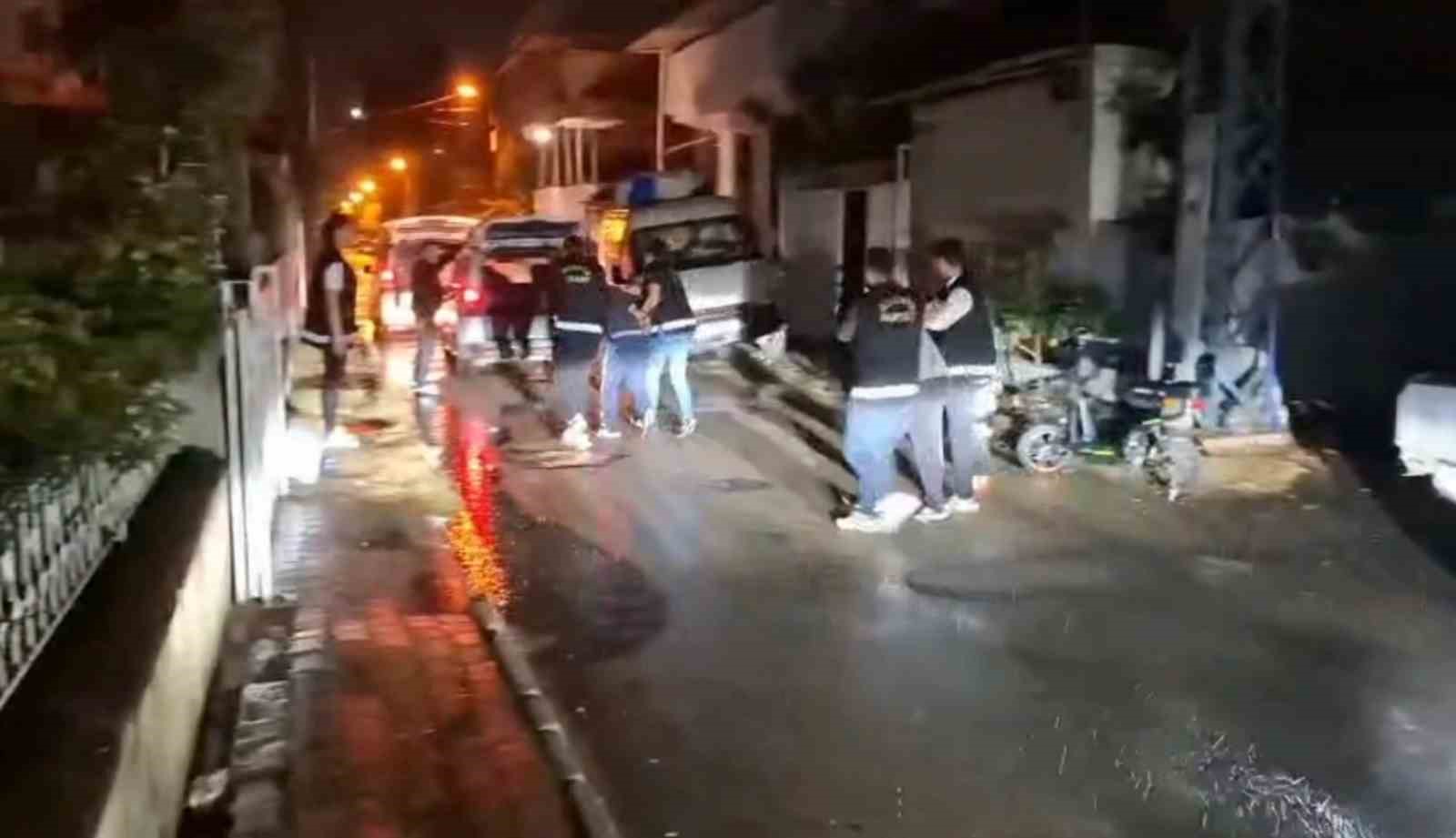 Duvarla örülen gizli bölmedeki dolaptan aranması bulunan 2 şahıs çıktı 7 duvarla orulen gizli bolmedeki dolaptan aranmasi bulunan 2 sahis cikti 3
