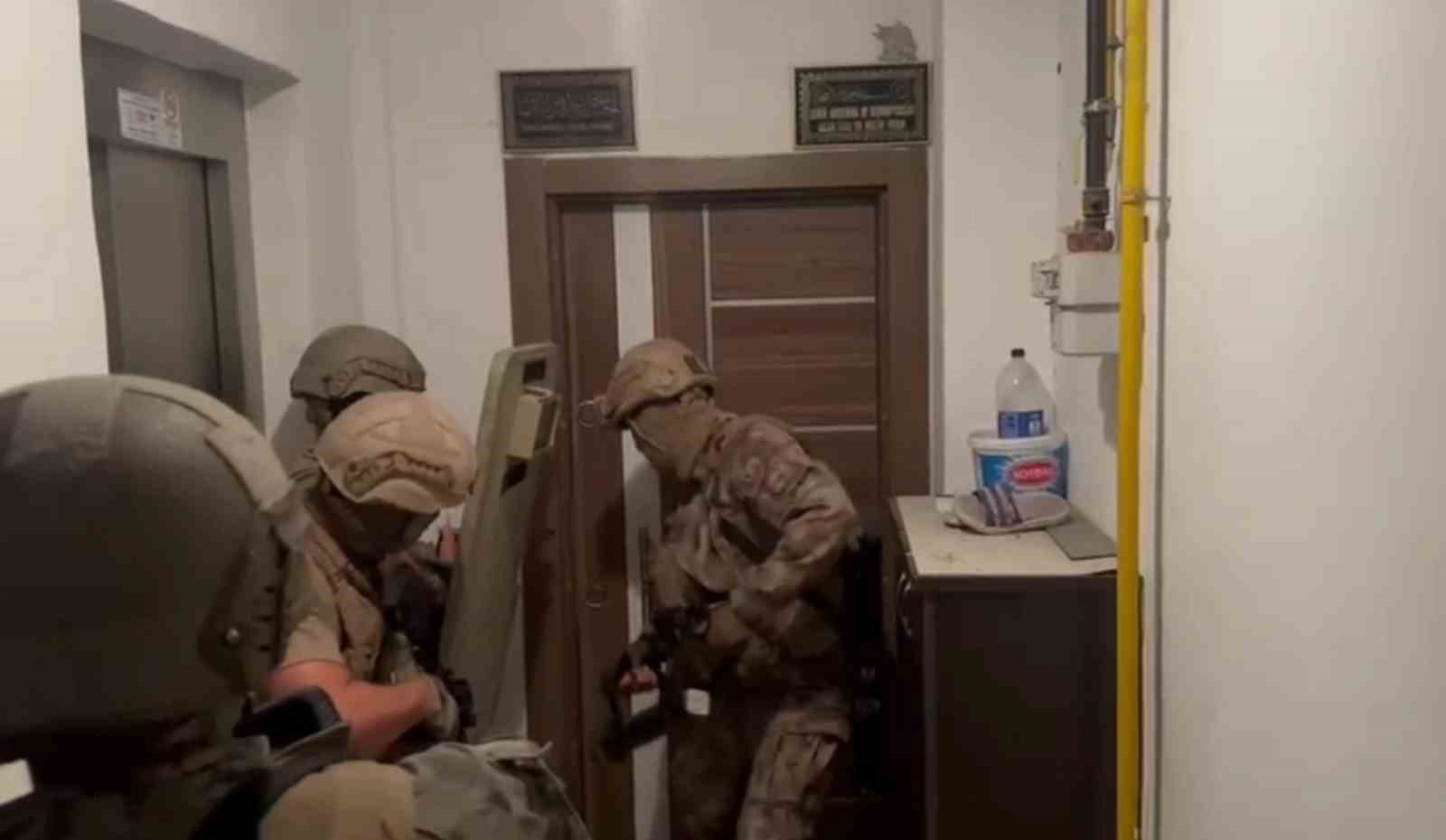 Duvarla örülen gizli bölmedeki dolaptan aranması bulunan 2 şahıs çıktı 8 duvarla orulen gizli bolmedeki dolaptan aranmasi bulunan 2 sahis cikti 4 7s9WuISs
