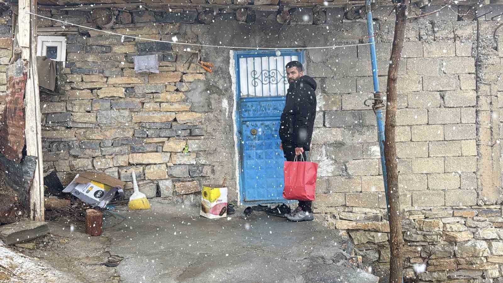 duyarli vatandastan bayram oncesi ihtiyac sahibi ailelere yardim paketi 1 JJJCQWl7