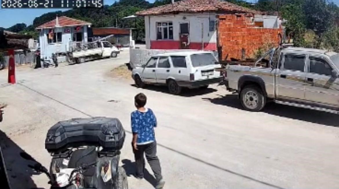 Duygulandıran bayrak hassasiyeti: 12 yaşındaki Eren Atatürk portresini yerden alıp öptü 5 duygulandiran bayrak hassasiyeti 12 yasindaki eren ataturk portresini yerden alip optu 1