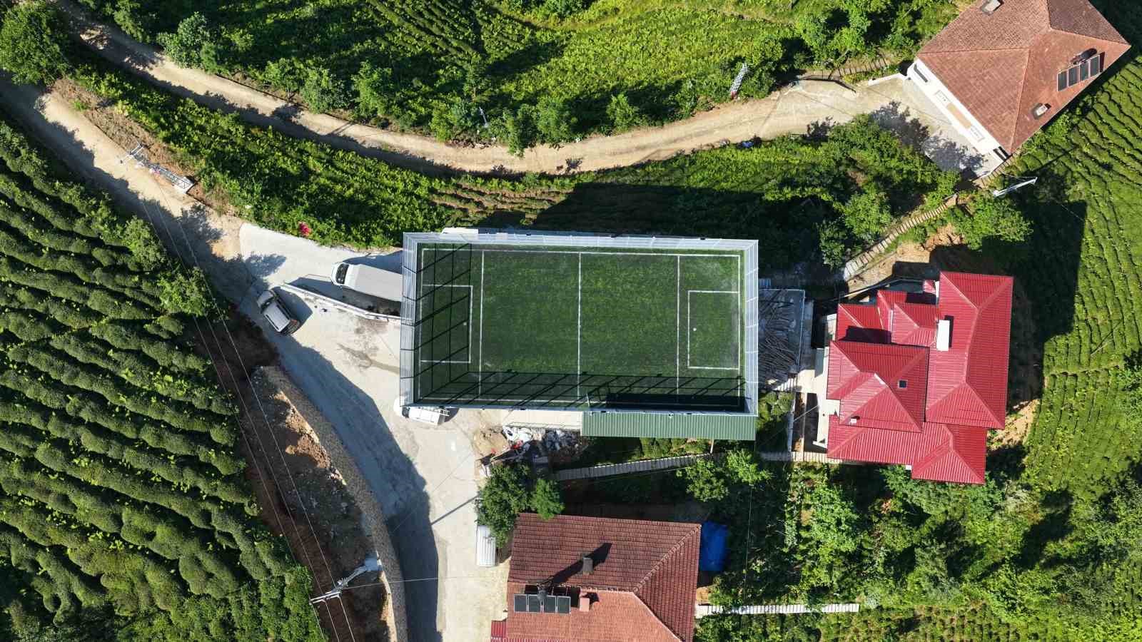 Düz alan bulamayınca çay alım yerinin üstü halı saha oldu 7 duz alan bulamayinca cay alim yerinin ustu hali saha oldu 3 VmBtqCwF