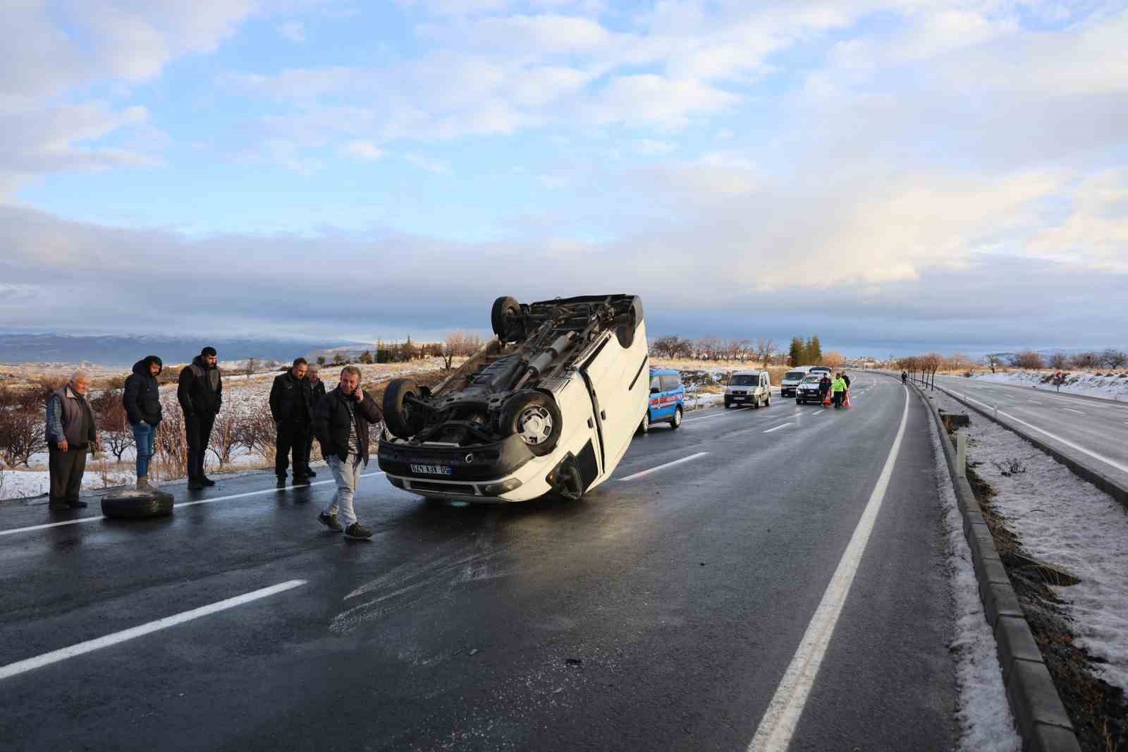 duz yolda kontrolden cikti takla atarak durabildi 1 yarali 0 K3bSNRiX