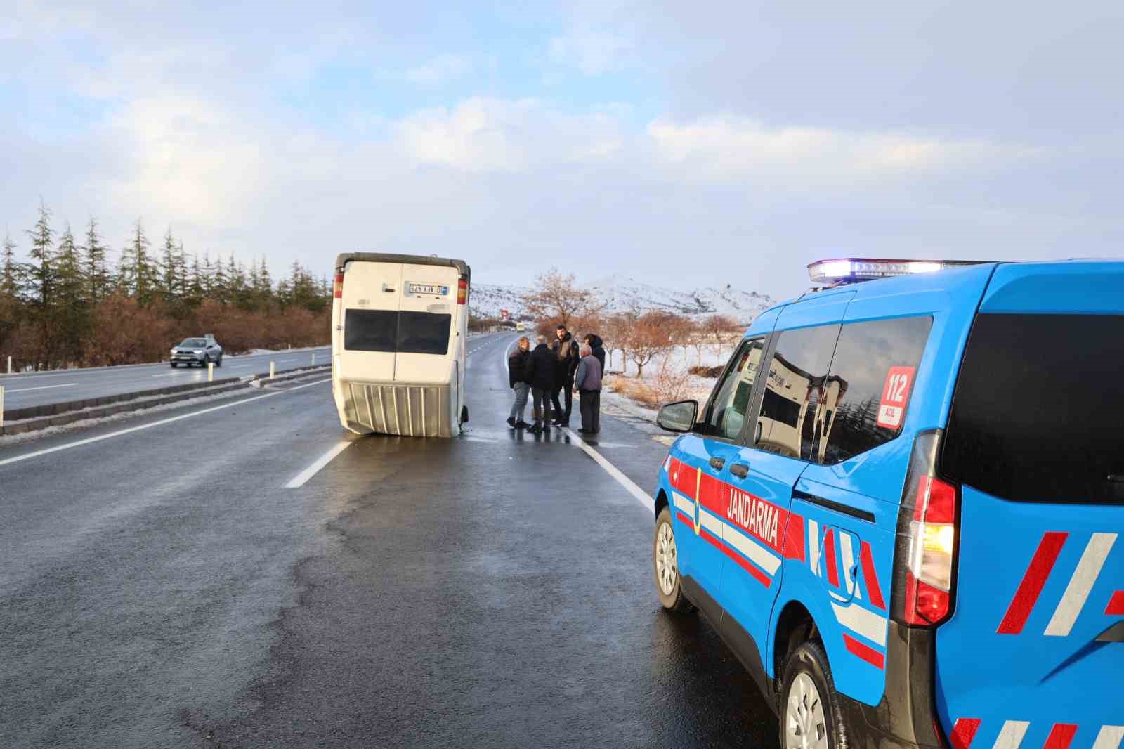 duz yolda kontrolden cikti takla atarak durabildi 1 yarali 3 FKHvdZnZ