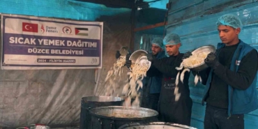 duzce-belediyesi-gazzede-iftar-sofrasi-kurdu-x2CCIuLA.jpg