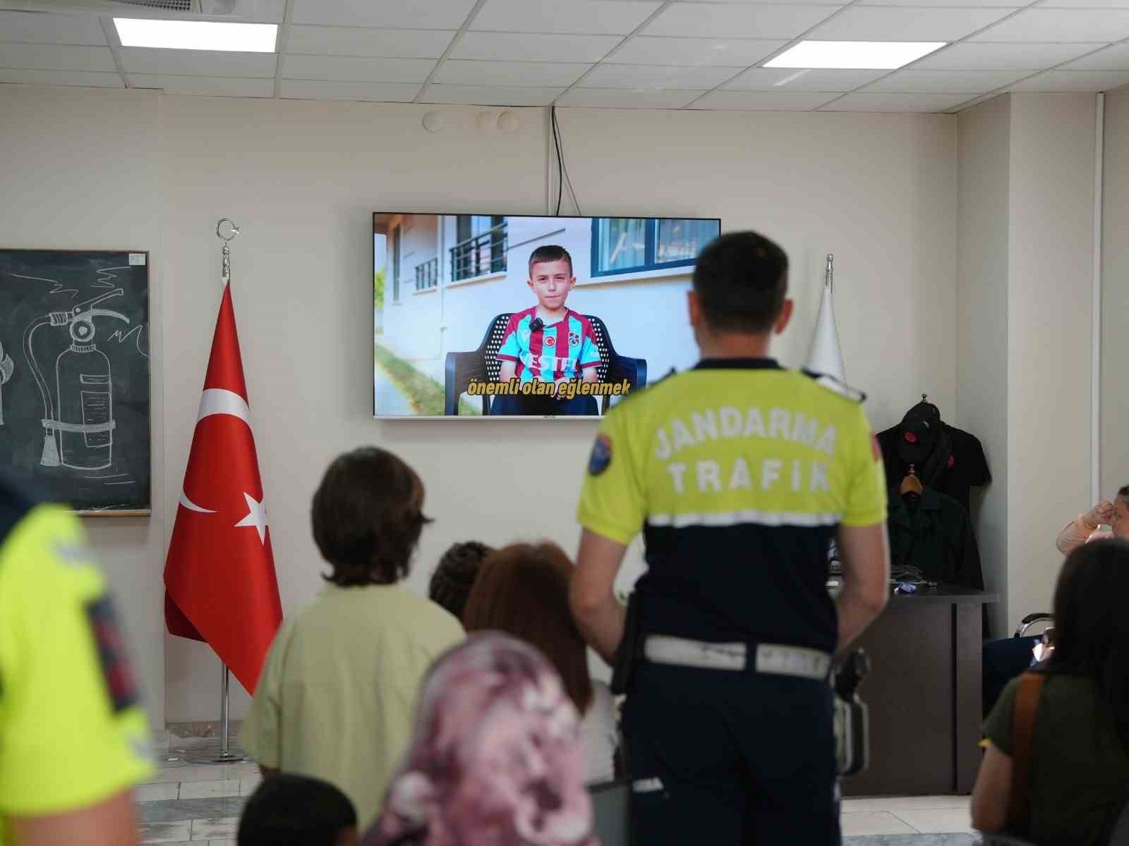 duzce belediyesinden egitime geldigini dusunen jandarma personeline babalar gunu surprizi 2 NhvnHZQL