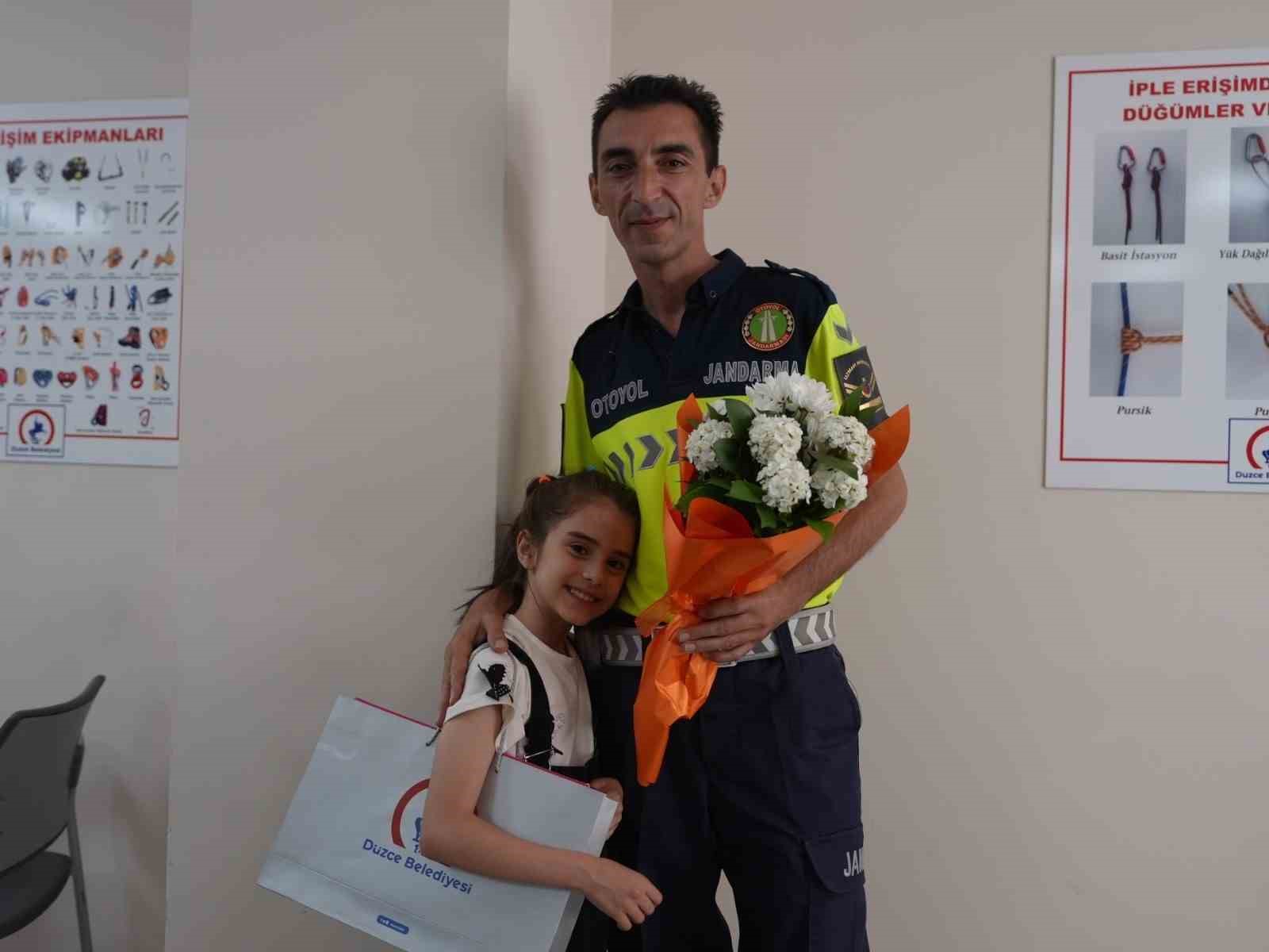 duzce belediyesinden egitime geldigini dusunen jandarma personeline babalar gunu surprizi 5 Grv5QvE1