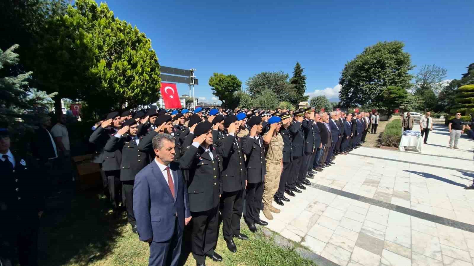 Düzce’de 15 Temmuz’un 10. yılında şehitlik ziyareti 5 duzcede 15 temmuzun 10 yilinda sehitlik ziyareti 1 CnsLNBkA