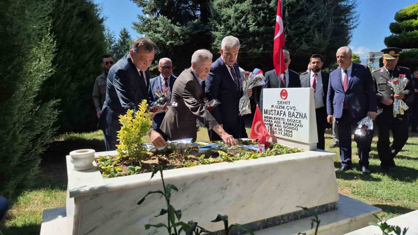 Düzce’de 15 Temmuz’un 10. yılında şehitlik ziyareti 6 duzcede 15 temmuzun 10 yilinda sehitlik ziyareti 2 6RCFlY4y