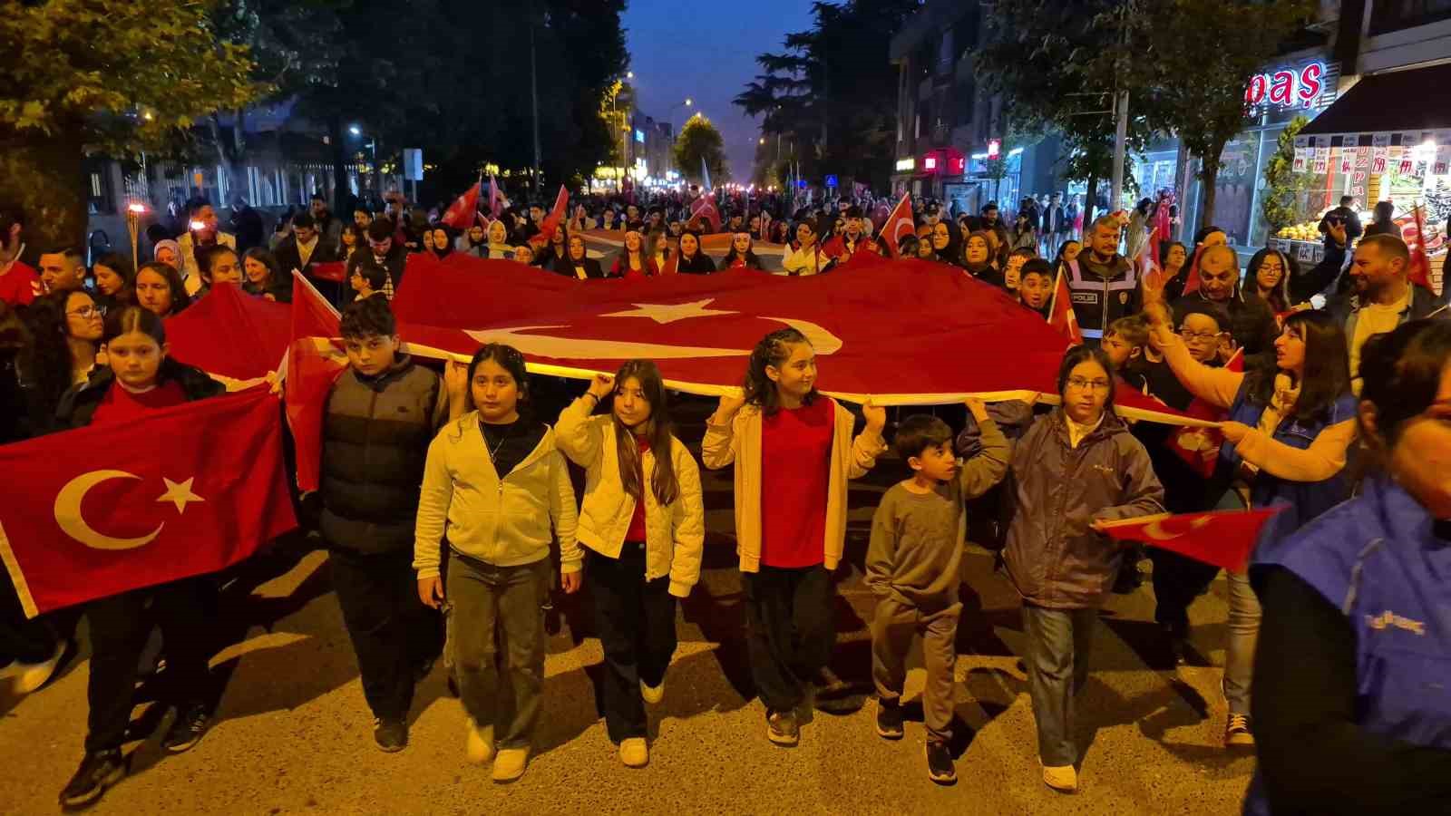 duzcede 19 mayis coskusu fener alayi ile basladi 1 X2GHRBtu