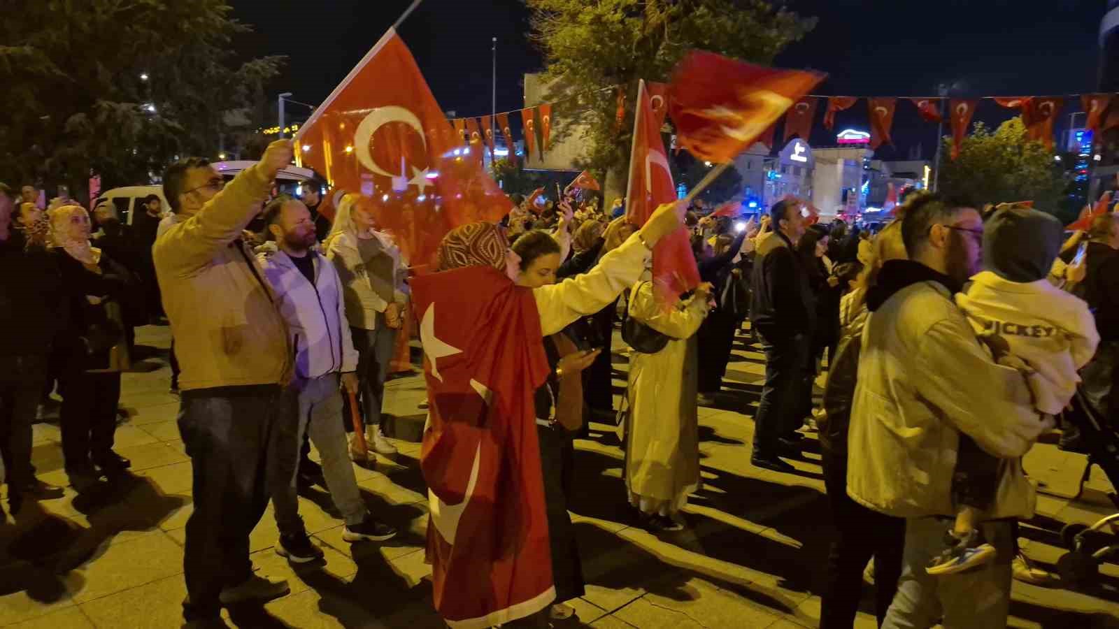 duzcede 19 mayis coskusu fener alayi ile basladi 10 JrkXPHBC