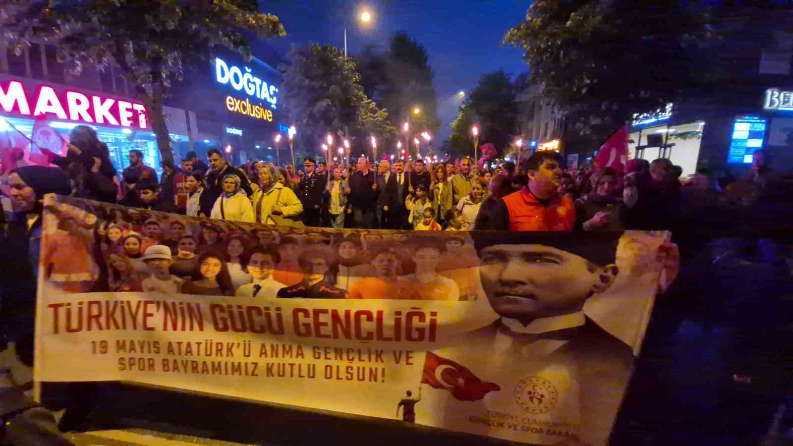 duzcede 19 mayis coskusu fener alayi ile basladi 4 SFIMHeaB