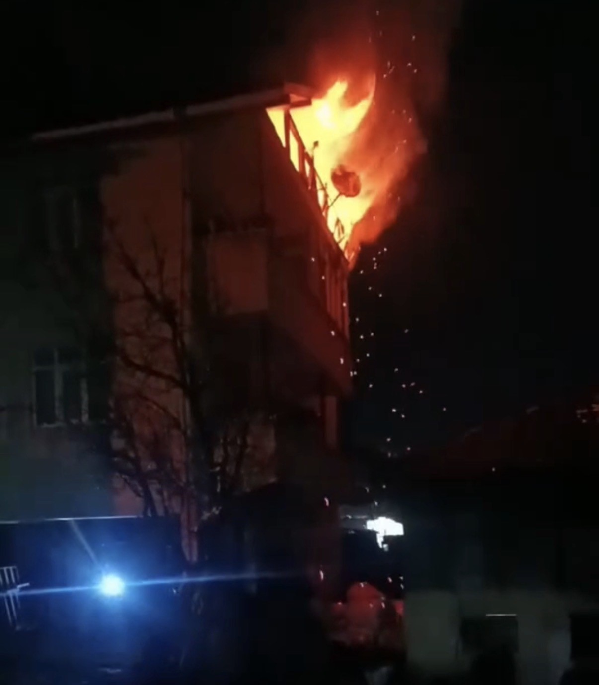 duzcede 3 katli binanin catisi alev alev yandi 1 Jm9HUbih
