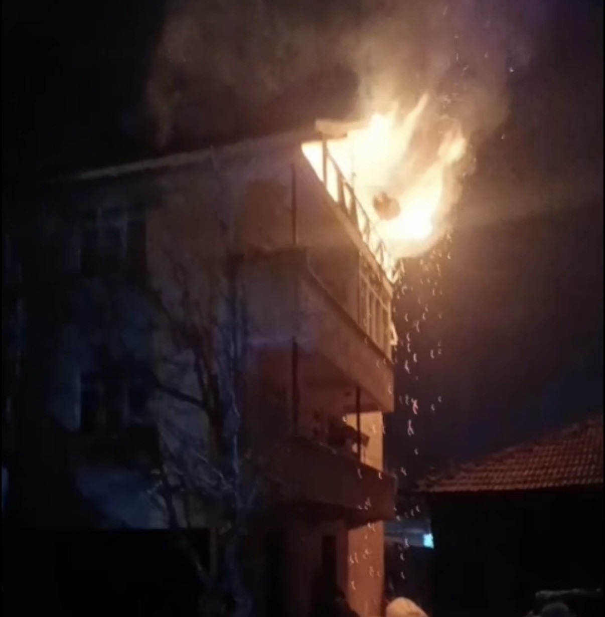 duzcede 3 katli binanin catisi alev alev yandi 2 vwHMO38l