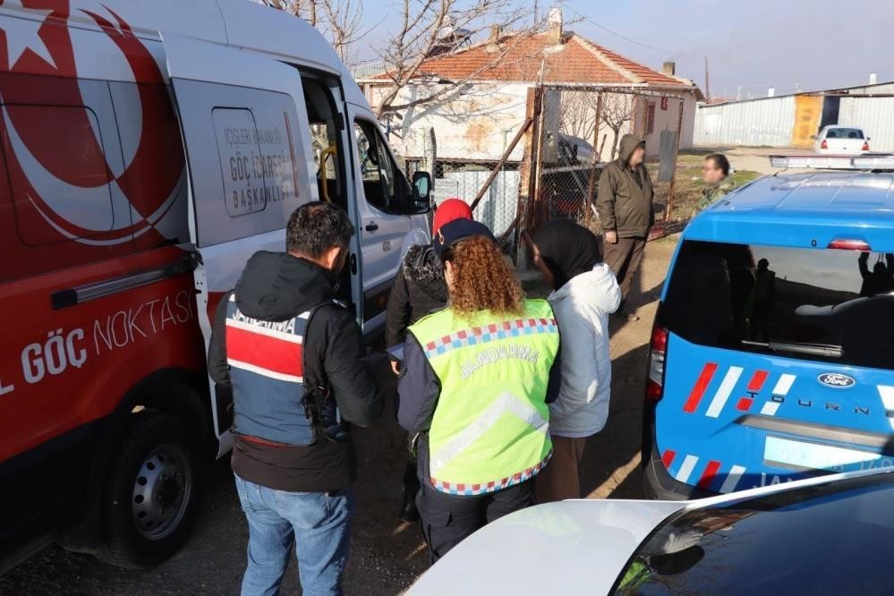 duzcede 6 duzensiz gocmen yakalandi 0 cggv6i4Z