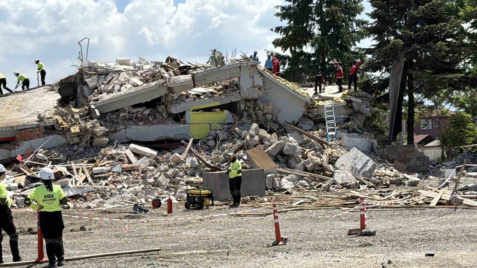 Düzce’de 9 ilin katılımıyla bölgesel deprem tatbikatı 7 duzcede 9 ilin katilimiyla bolgesel deprem tatbikati 3 f4AU4186