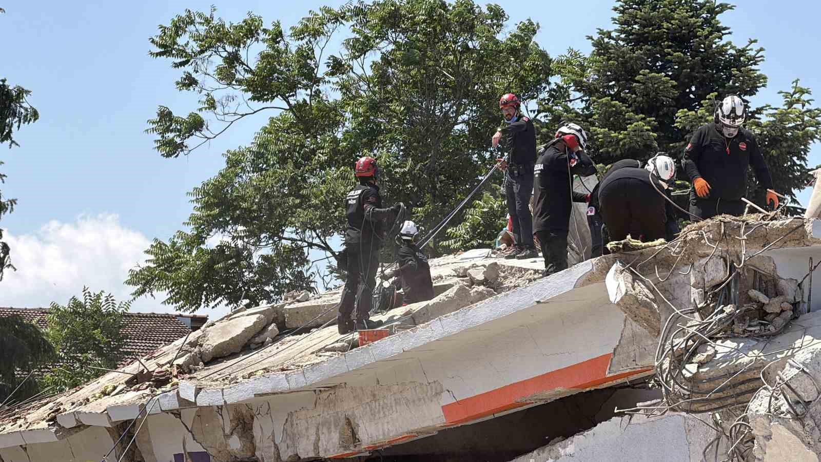 Düzce’de 9 ilin katılımıyla bölgesel deprem tatbikatı 8 duzcede 9 ilin katilimiyla bolgesel deprem tatbikati 4 ern4PGVX