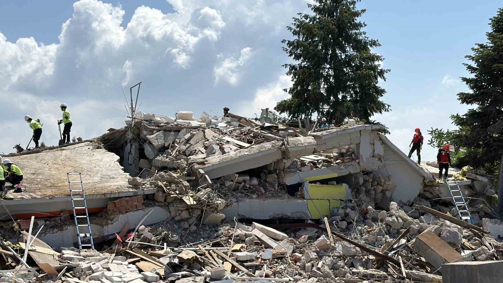 Düzce’de 9 ilin katılımıyla bölgesel deprem tatbikatı 10 duzcede 9 ilin katilimiyla bolgesel deprem tatbikati 6 XzFIXdX3