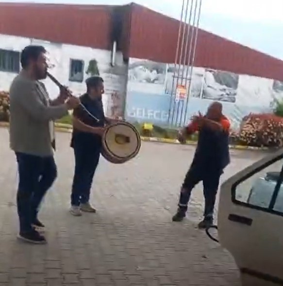 duzcede akaryakit istasyonunda renkli goruntuler klarnetci ve davulcu caldi pompaci oynadi 0 BDwCfwPr