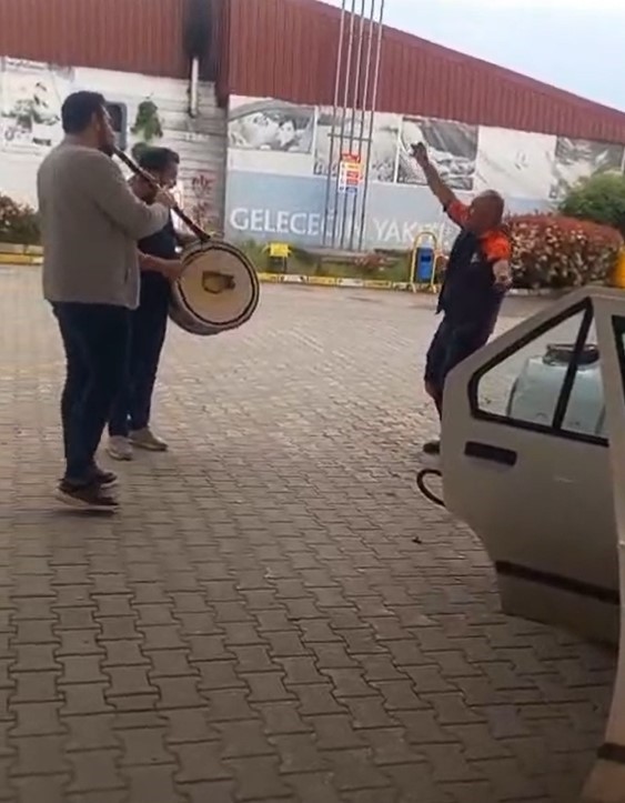 duzcede akaryakit istasyonunda renkli goruntuler klarnetci ve davulcu caldi pompaci oynadi 1