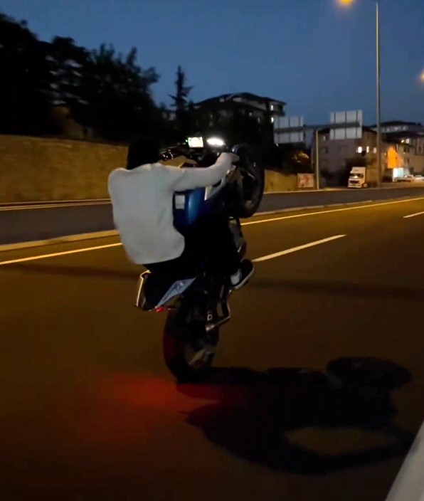 Düzce’de akrobatik hareketler yapan motosikletli "aday sürücü" çıktı 4 duzcede akrobatik hareketler yapan motosikletli aday surucu cikti 0 tKWbaFCE