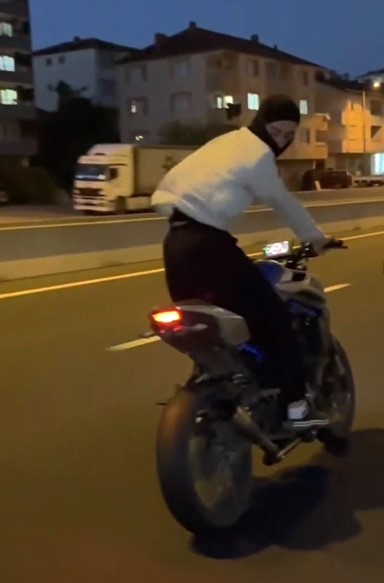 Düzce’de akrobatik hareketler yapan motosikletli "aday sürücü" çıktı 5 duzcede akrobatik hareketler yapan motosikletli aday surucu cikti 1 SPvpM8pd