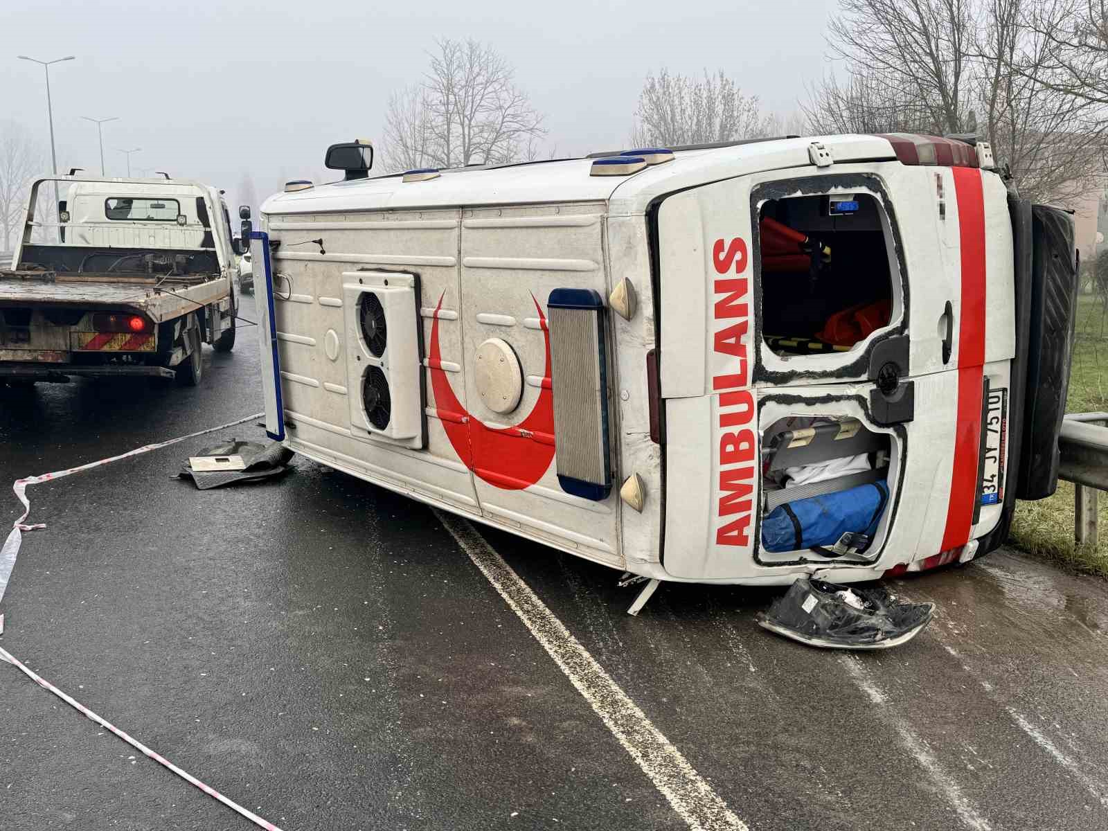 duzcede ambulans devrildi 2 yarali 0 F7HJNCZb