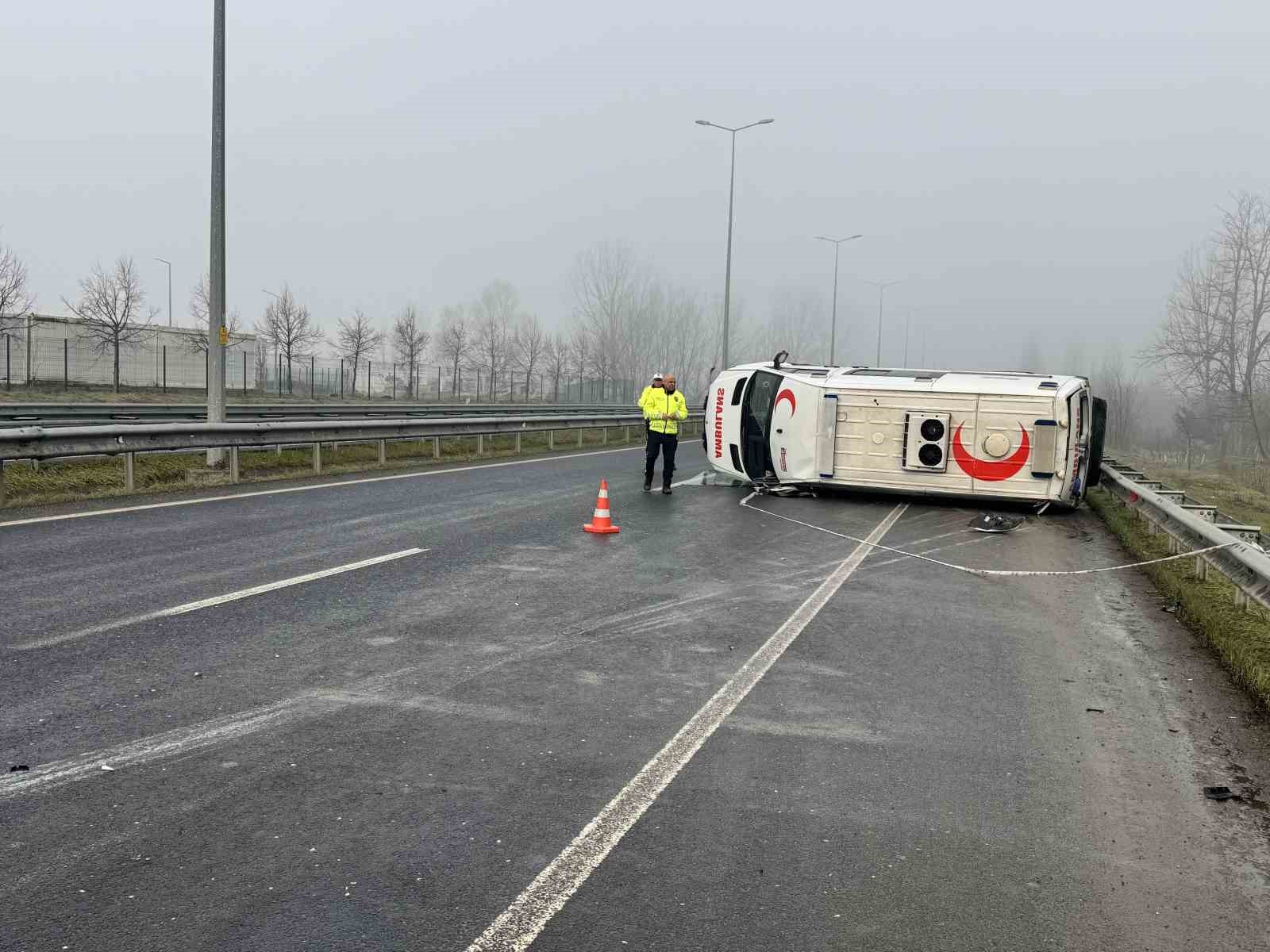 duzcede ambulans devrildi 2 yarali 2 K1T7G3ha
