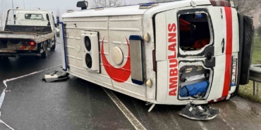 duzcede-ambulans-devrildi-2-yarali-Ph6IrHbn.jpg