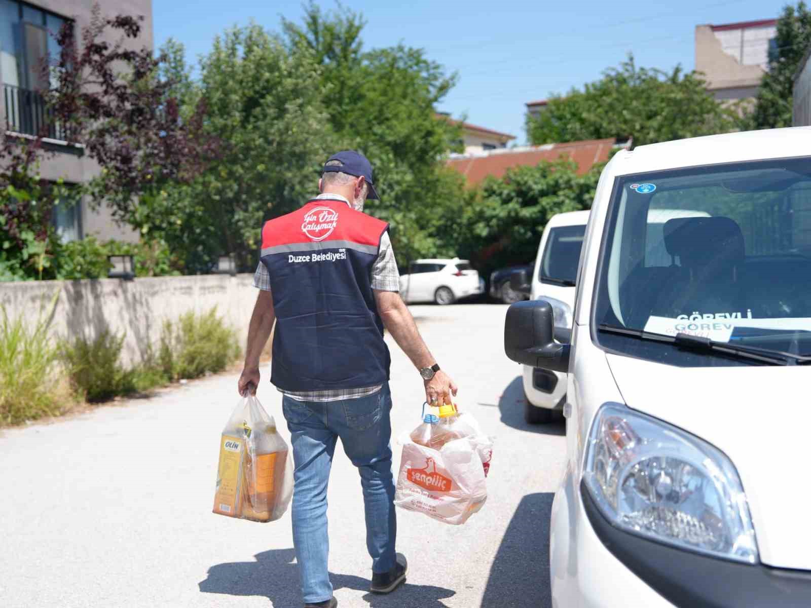 Düzce’de atık yağ kampanyasına katılanlara sıvı yağ hediyesi 4 duzcede atik yag kampanyasina katilanlara sivi yag hediyesi 0