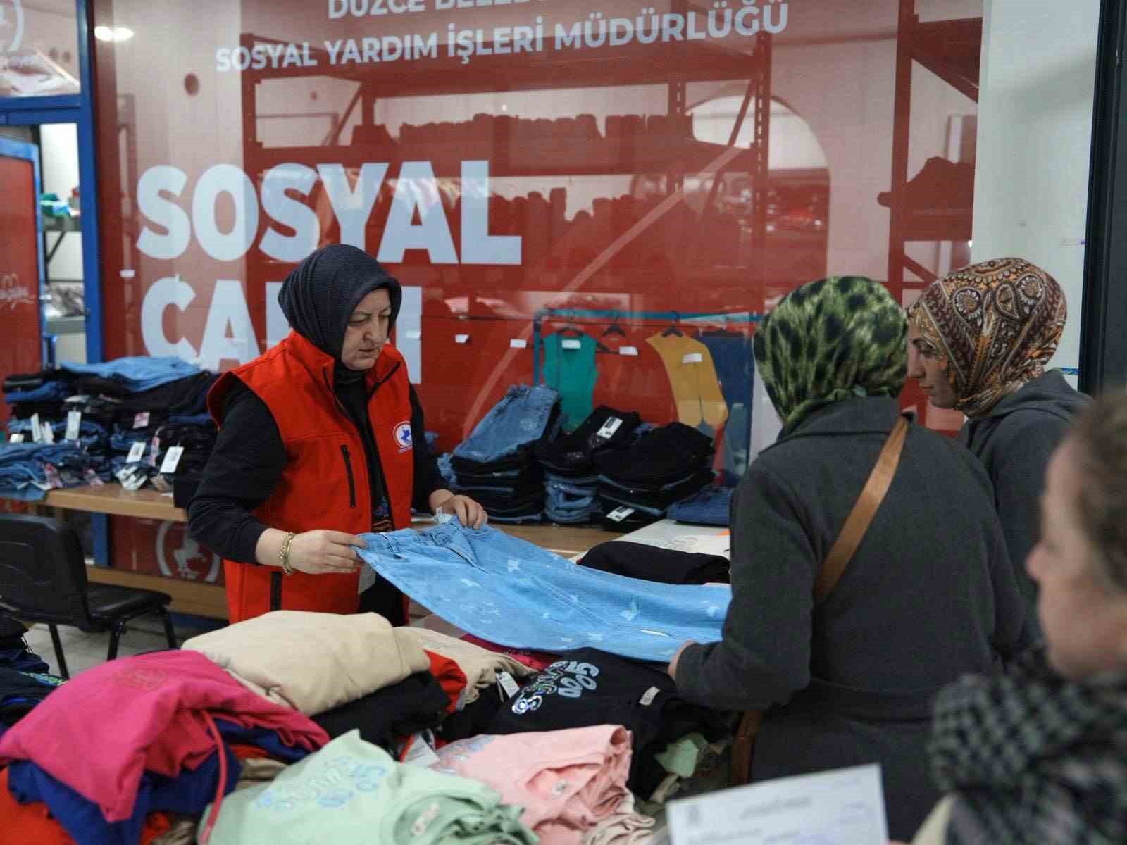 duzcede bin 800 cocugun bu bayramda yuzu gulecek 1 HBIY1P92