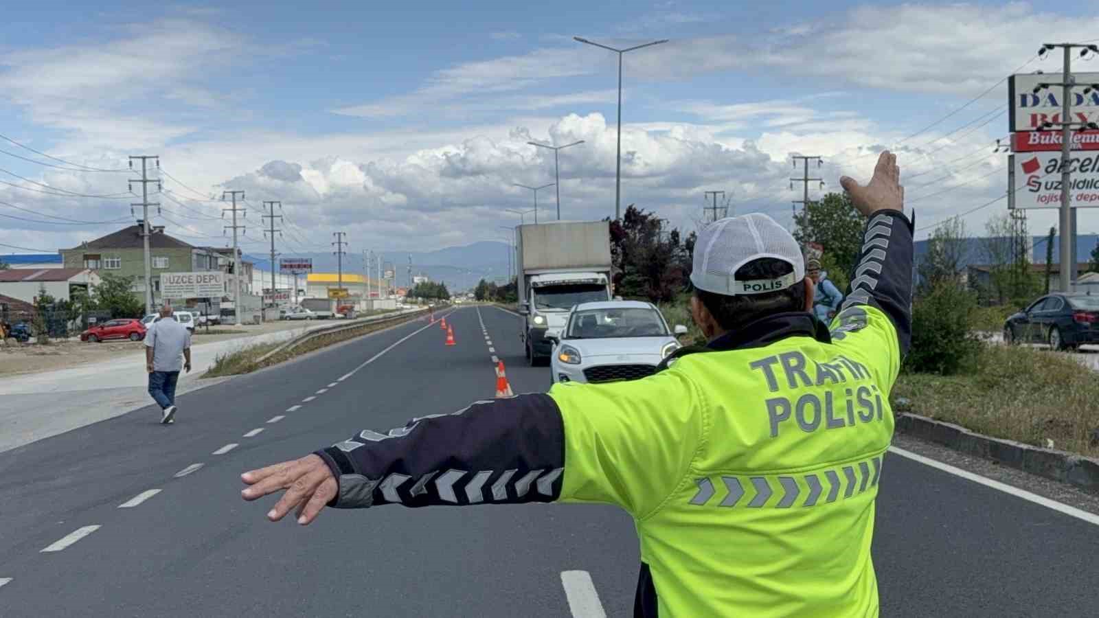 Düzce’de bin 997 araç sürücüsüne cezai işlem uygulandı 4 duzcede bin 997 arac surucusune cezai islem uygulandi 0 iNeh7rm5