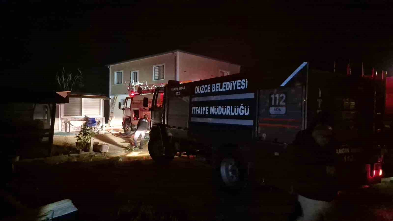 duzcede bir evde yangin cikti alevler geceyi aydinlatti 3 HiEejFJP