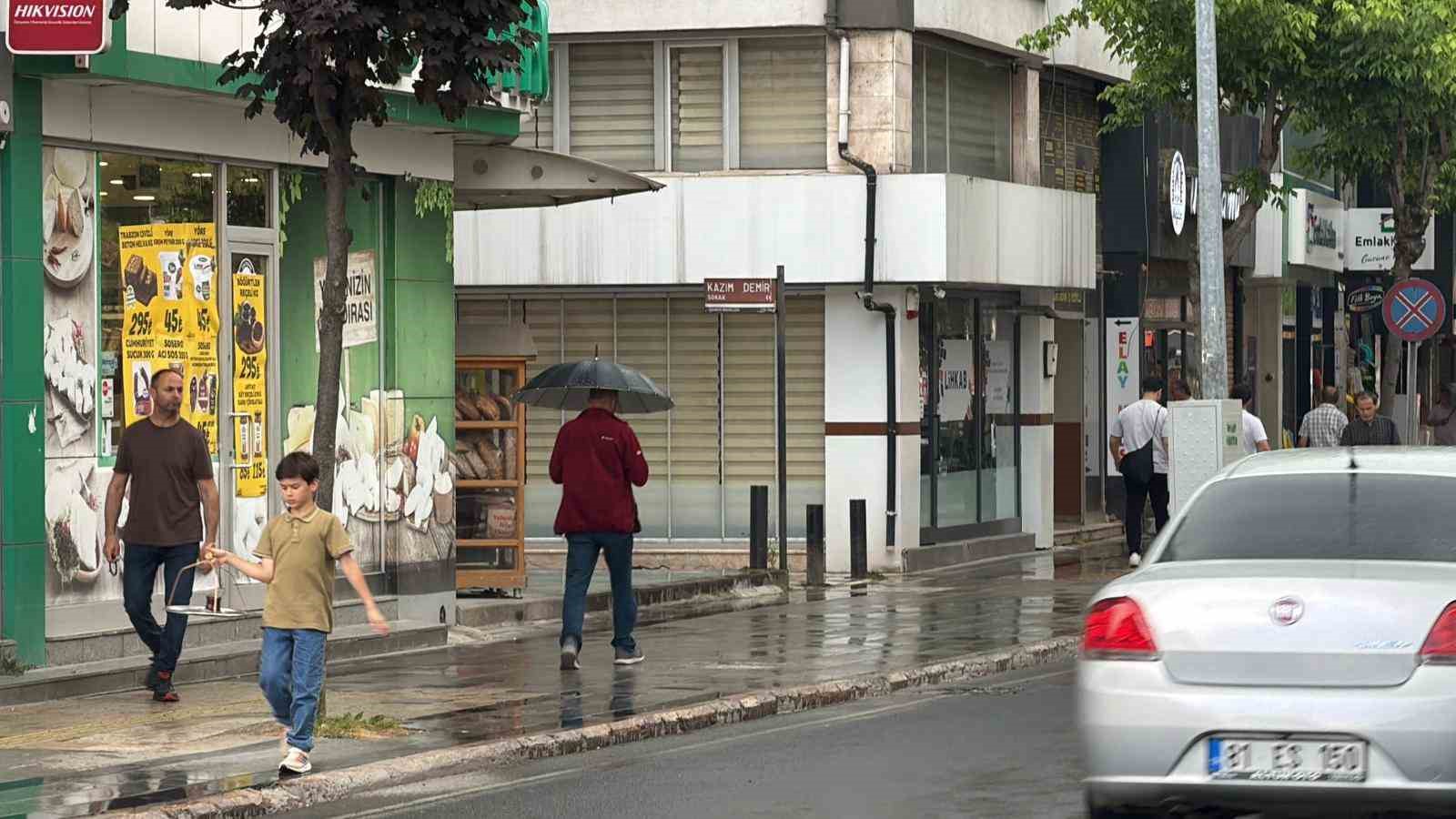 Düzce’de bunaltan sıcakların ardından yağan yağmur serinletti 6 duzcede bunaltan sicaklarin ardindan yagan yagmur serinletti 2 EKCiKrSF